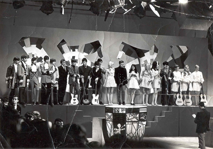 On "Jeunesse d’aujourd’hui", Le District Ouest are on the far left side of the stage.
