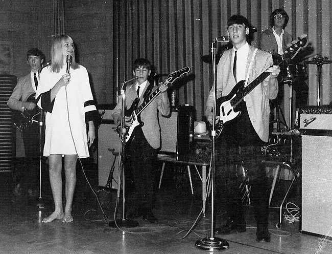 1966: Jim Wilson on rhythm guitar, Jayne Traynor, Don Thompson, Bob Thompson and Janet Sinclair on drums.