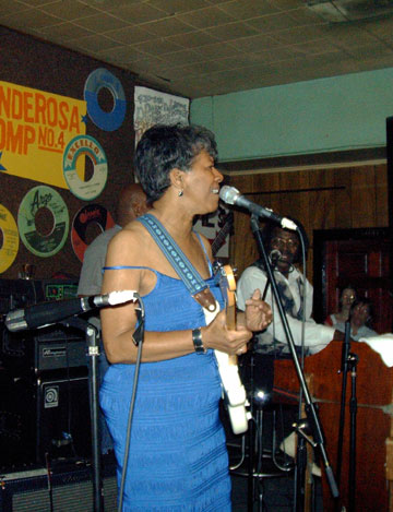 Barbara Lynn with Buckwheat Zydeco at the organ