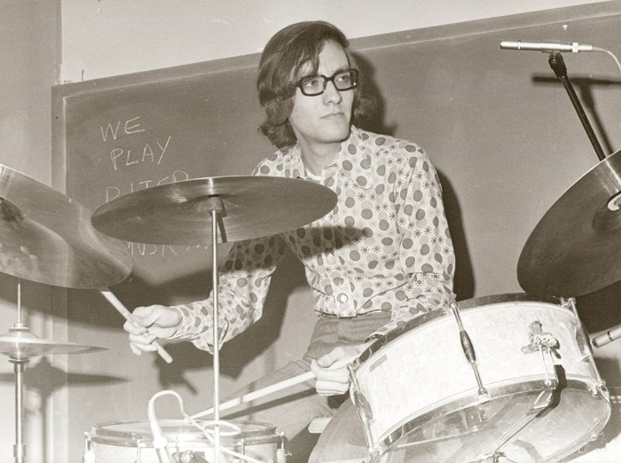 "Your hair's gettin' longer..." Johnny Carr in the later Zoo.